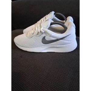 Nike Tanjun Womens Size 9.5 Running Shoes Sneakers 812655-101
